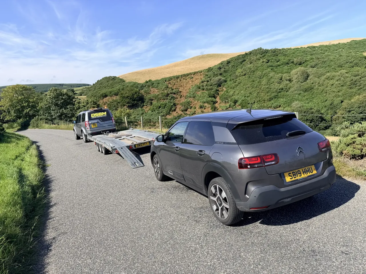 DSBM Discovery and transporter attending a Citroën on a rural road